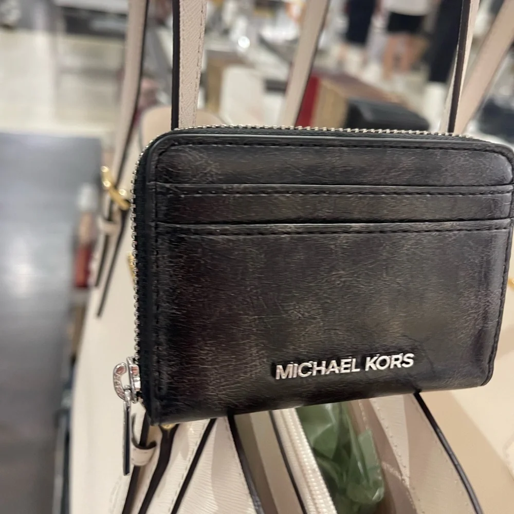 MICHAEL KORS Jet Set Medium Distressed Zip Around Card Case
Black
NWT - Picture 5 of 16
